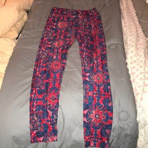 I am selling these leggings.